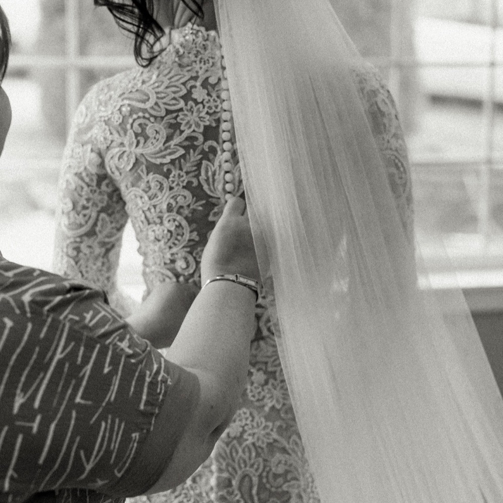Monique Lhuillier Wedding Gown - Picture 10 of 10